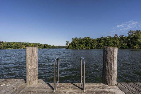 Privater Badesteg mit Badeplattform