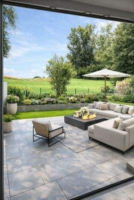 Eleganter Outdoor-Bereich mit Gartenblick.jpg