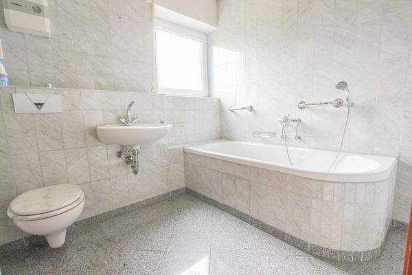 Das Badezimmer im 1. OG 