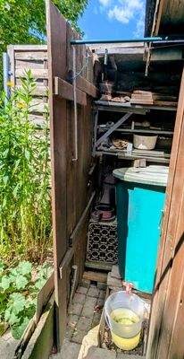 Regenwasser hinter Schuppen