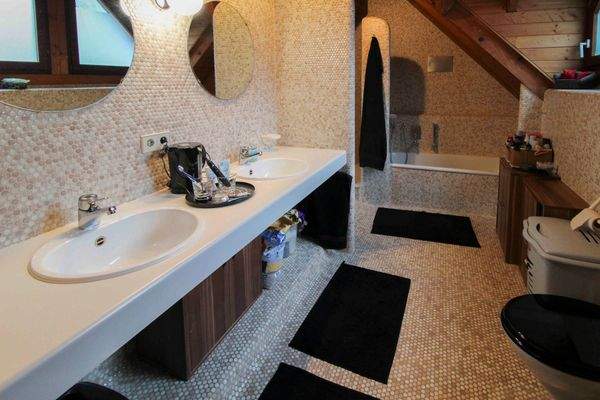 Bad mit Badewanne und Duschwanne