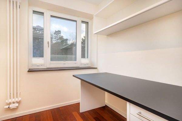 Kleines Büro oder Gästeschlafzimmer zur Waldseite