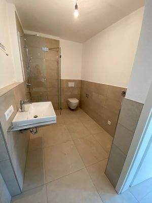 Bad mit begehbarer Dusche.jpg