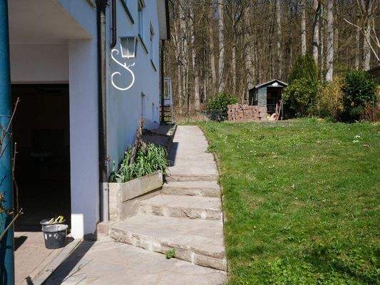 Ostseite mit Weg zum Waldrand