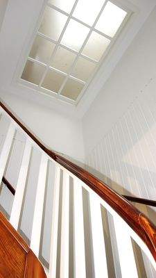 Solides Treppenhaus mit Naturlicht.