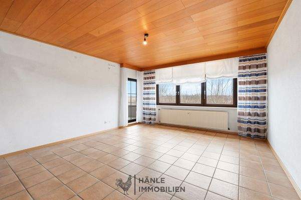 Wohnzimmer mit Zugang zum Balkon