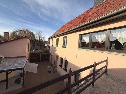 Blick vom Balkon auf den Hof