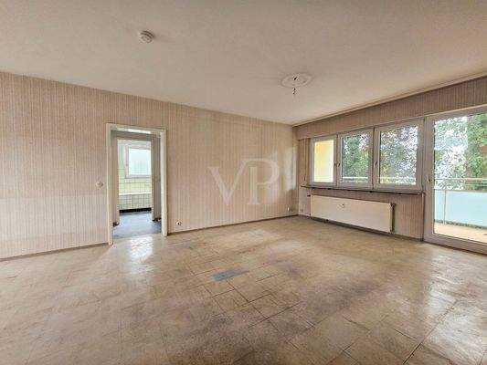 Wohnbereich mit Zugang zum Balkon