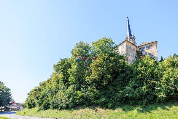 Propstei mit der Kirche im Hintergrund