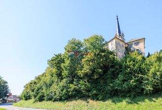 Propstei mit der Kirche im Hintergrund