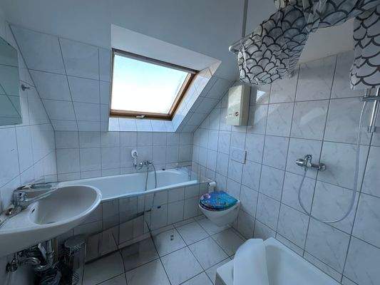 Bad unten Wanne und Dusche 