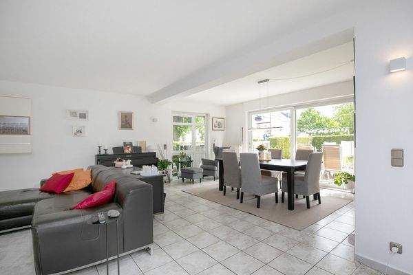 Wohn-Essbereich mit Zugang zur Terrasse 