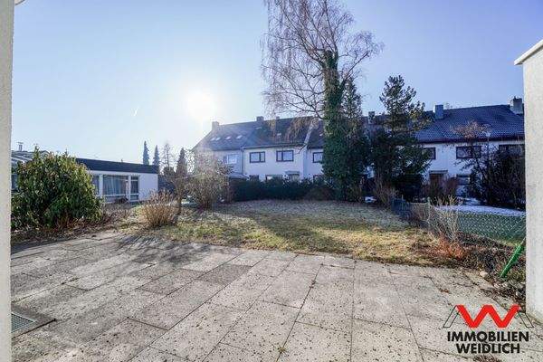 Blick von der Terrasse in den Garten