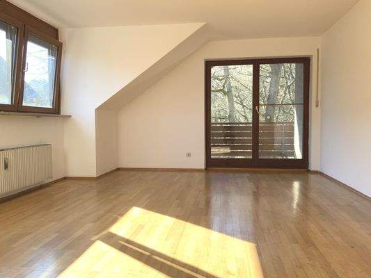 OG: Wohnzimmer mit Austritt auf den Westbalkon