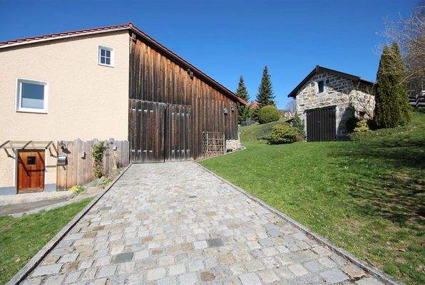 Hausansicht mit Zufahrt zum Stadl