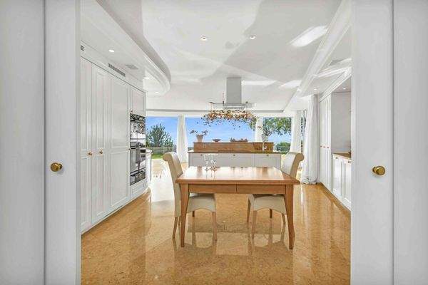 Offene Wohnküche mit direkter Seesicht