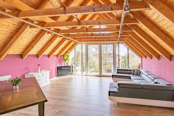 Lichtdurchfluteter Galeriebereich mit einem traumhaften Blick in den Garten