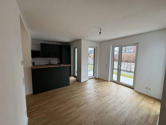 Helles, modernes Wohn- und Esszimmer mit großzügigem Grundriss