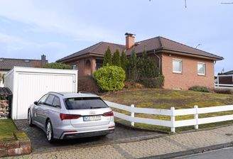 Wohnhaus mit Garage Südwestansicht