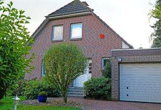 Vorderansicht mit Garage