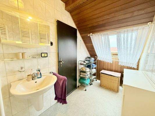 Bad im Dachgeschoss