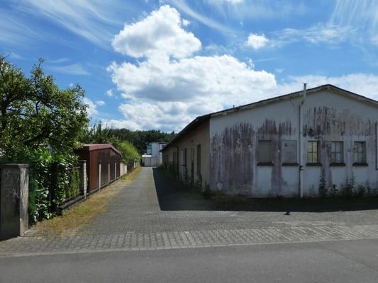 Hoffläche links von Halle 1