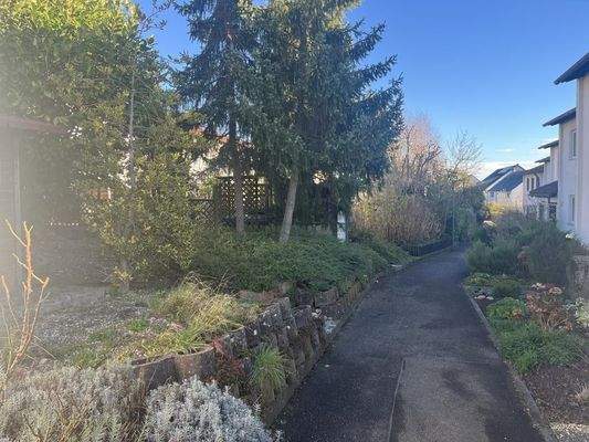 Weg mit Zugang in den Garten