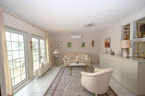 EG, Wohnzimmer mit Zugang zum Wintergarten