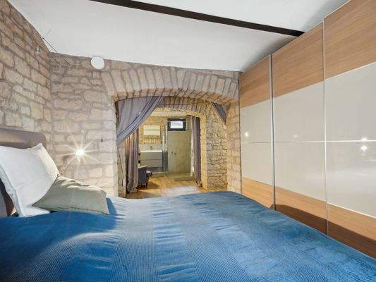 Blick vom Schlafzimmer ins Bad