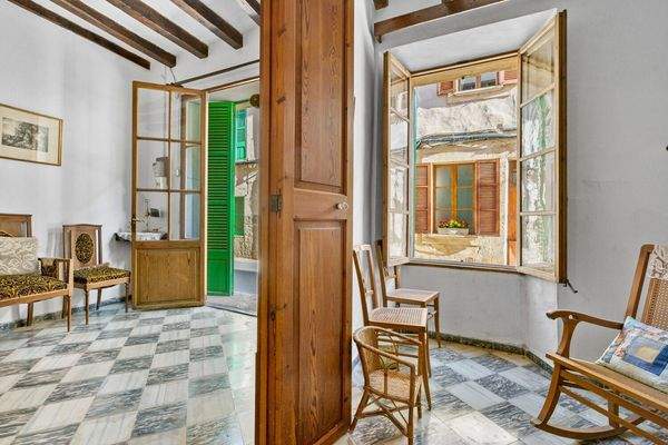 Eingangsbereich mit angrenzendem Nebenraum