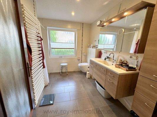 modern gestaltetes Badezimmer...