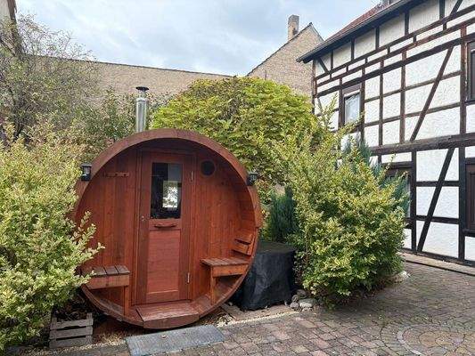 Innenhof mit Saunafass