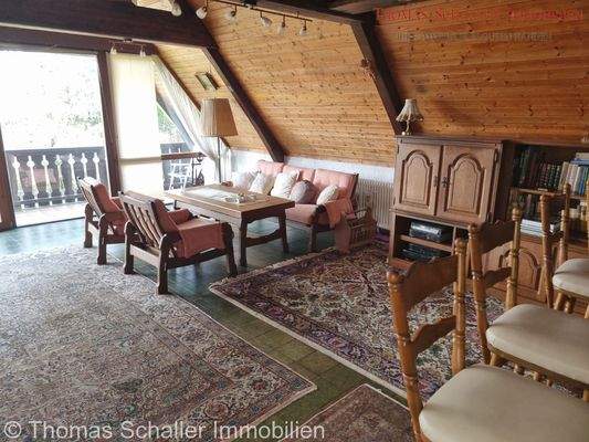 Großes Wohnzimmer mit Bar über Schwimmhalle 