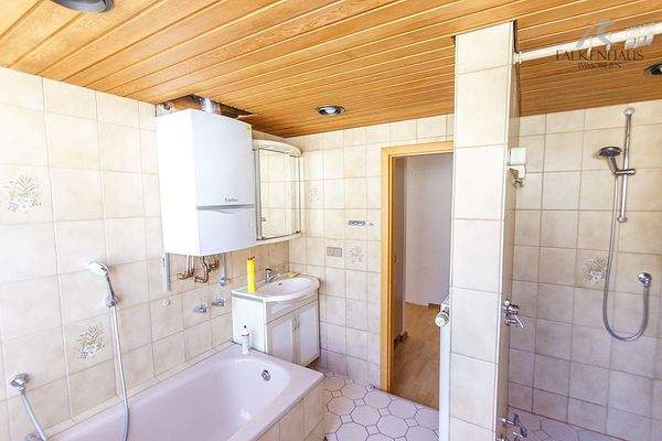 Badewanne und Dusche