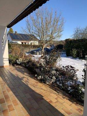 Blick Terrasse zur Einfahrt