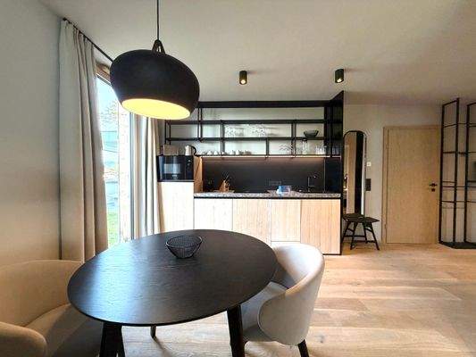 Top 06 Esstisch + Küche.jpg
