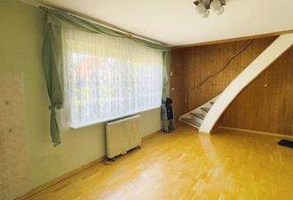 Küche mit Treppe ins DG
