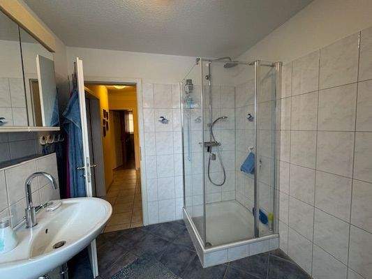 Badezimmer mit Dusche