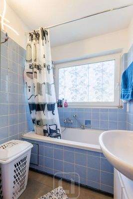 Tageslichtbad mit Badewanne