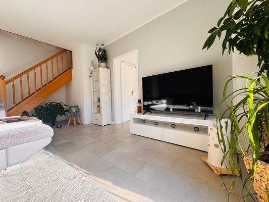 Wohnzimmer mit Treppe ins Obergeschoss