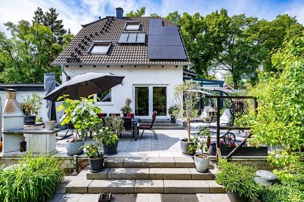 Gartenansicht mit Terrasse