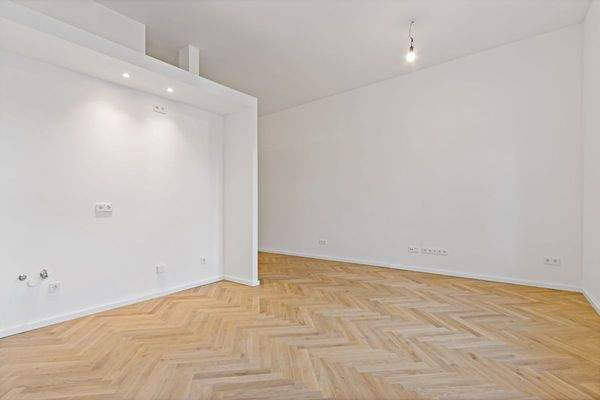 Wohnzimmer mit offener Küche