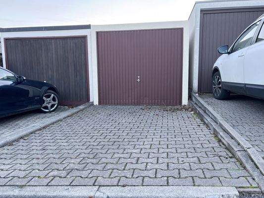 Garage und Stellplatz