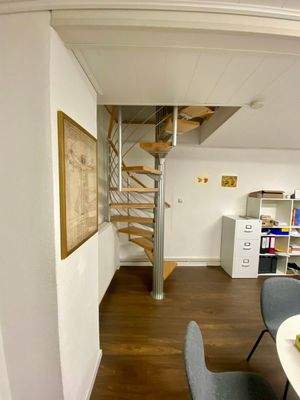 Büro mit Treppe