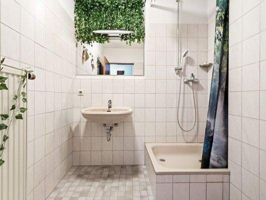 Innenliegendes Bad mit Dusche