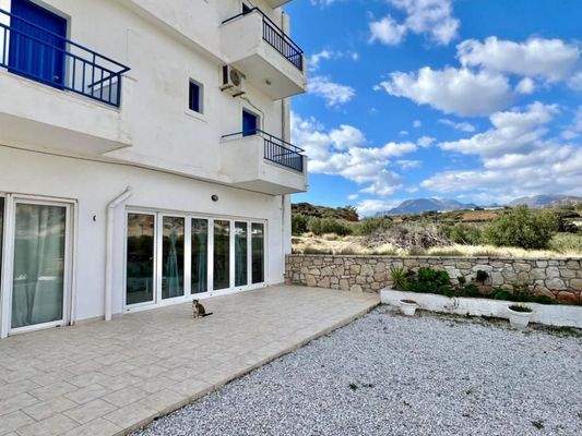 Kreta, Makry Gialos: 4-Zimmer-Erdgeschosswohnung in Strandnähe zu verkaufen