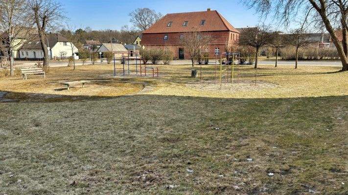Spielplatz vor dem Wohngebäude
