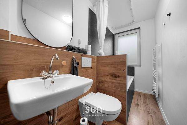 MODERNES BADEZIMMER MIT TAGESLICHT 