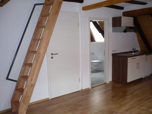 Wohnraum mit Treppe zum Schlafraum