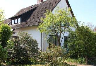 EINFAMILIENHAUS  MIT TRAUMHAFTEN GARTEN